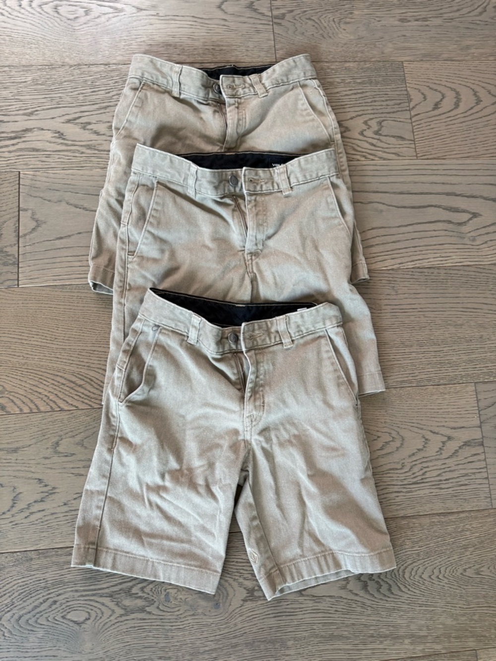 3 Volcom boys ‘frickin’ school Classic Khaki Shorts - Neutral Tan size 25 boys